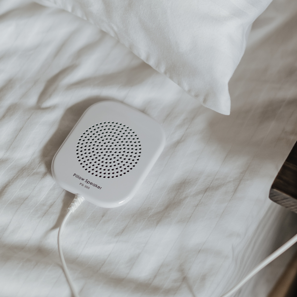 a SANGEAN PS-300 is on the bed